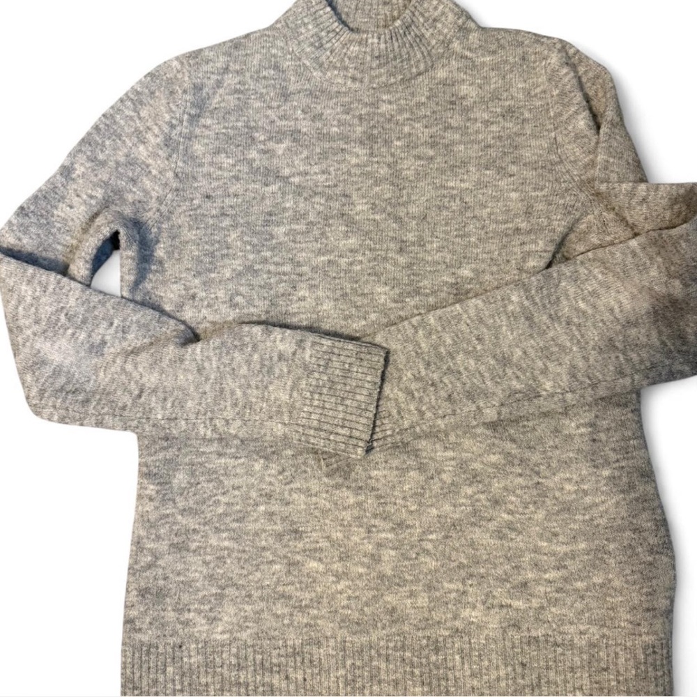 Abercrombie & Fitch Gray Sweater